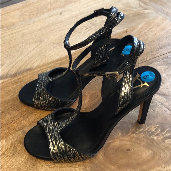 EUC - VC Signature by Vince Camuto back and gold metallic t-strap heel Sz 6 - Picture 1 of 8